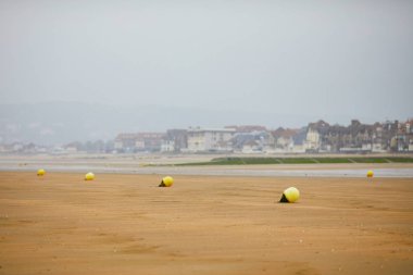 Şamandıralar üzerinde plaj, Villers-sur-Mer'daki Lower Normandy, Fransa düşük tide sisli bir günde