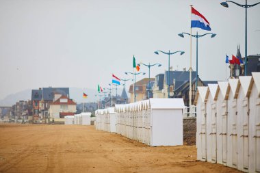 Cabanas üzerinde plaj, Villers-sur-Mer'daki Lower Normandy, Fransa düşük tide sisli bir günde