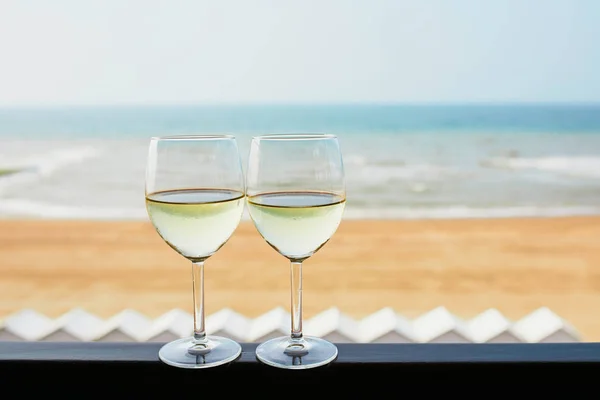 Dos Copas Vino Blanco Con Playa Costa Atlántica Fondo Normandía — Foto de Stock