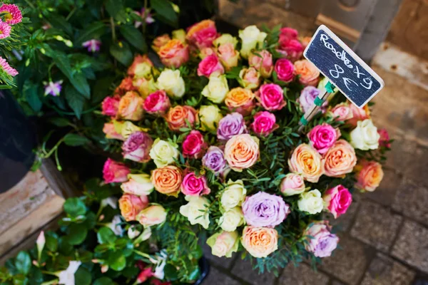 法国户外花店的一束玫瑰花 — 图库照片