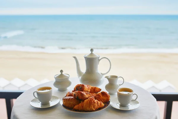 Dva Šálky Kávy Tradiční Francouzské Pečivo Kavárně Nebo Restauraci Výhledem — Stock fotografie