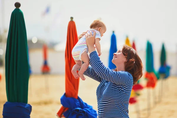 Мать Ребенок Пляже Мама Малышка Веселятся Вместе Довиле Нормандия Франция — стоковое фото