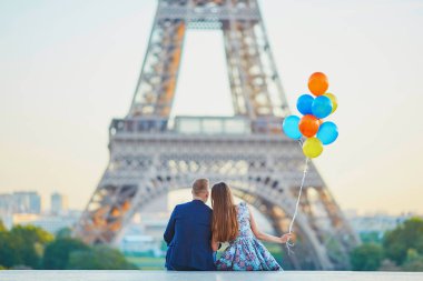 Romantik Çift Paris Eiffel Kulesi'nde arıyorsunuz renkli balonlar grup ile birlikte