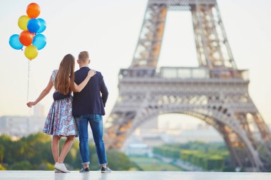 Romantik Çift Paris Eiffel Kulesi'nde arıyorsunuz renkli balonlar grup ile birlikte