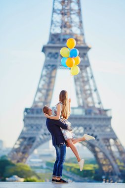 Romantik Çift Paris Eiffel Kulesi'nde arıyorsunuz renkli balonlar grup ile birlikte