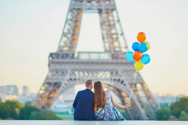 浪漫情侣一起在巴黎与一群彩色气球看埃菲尔铁塔 — 图库照片