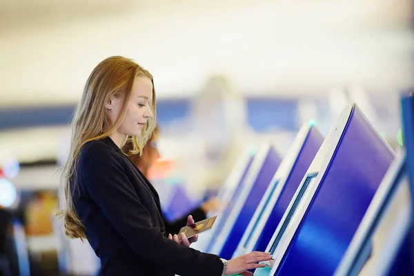 Young Woman International Airport Doing Self Check — Stock Photo, Image