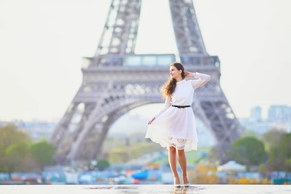 Jovem Feliz Vestido Branco Perto Torre Eiffel Paris França — Fotografia de Stock