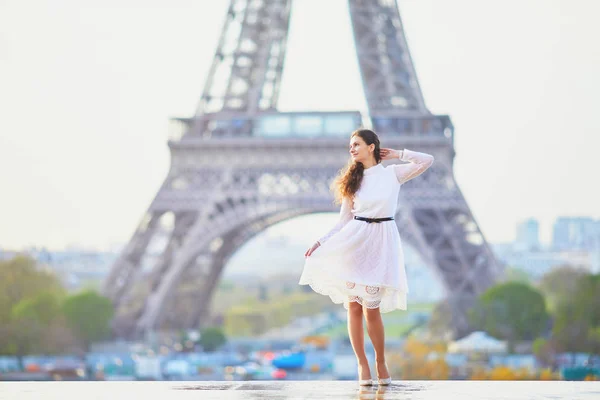 Joyeux Jeune Femme Robe Blanche Près Tour Eiffel Paris France — Photo