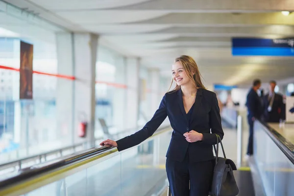 ピュアジムの国際空港で若い女性 — ストック写真