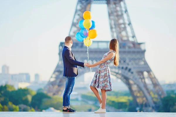 Romantiska Par Tillsammans Paris Med Massa Färgglada Ballonger Tittar Eiffeltornet — Stockfoto