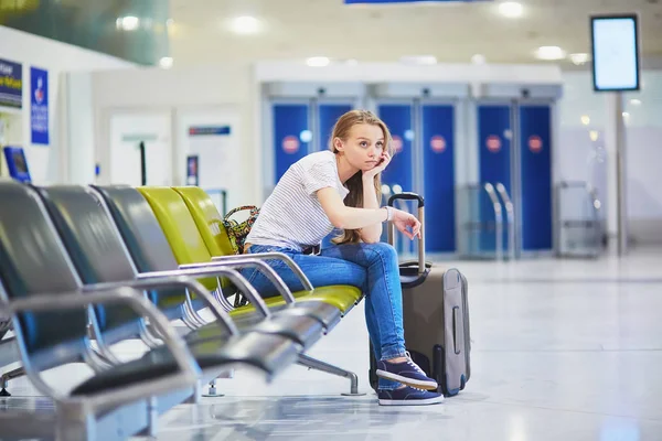 Νεαρή Γυναίκα Στο Διεθνές Αεροδρόμιο Της Αναμονής Για Την Πτήση — Φωτογραφία Αρχείου