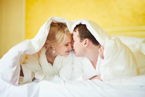 Gelukkige Jonge Paar Witte Badjassen Drinken Koffie Samen Bed Ochtend — Stockfoto