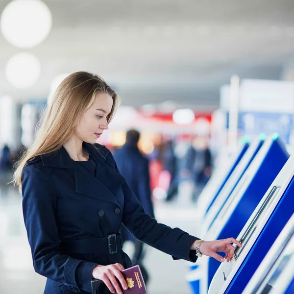 Молода Жінка Міжнародному Аеропорту Робить Самореєстрацію — стокове фото
