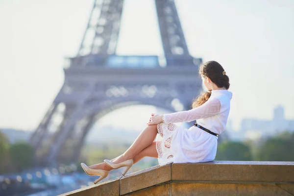 Joyeux Jeune Femme Robe Blanche Près Tour Eiffel Paris France — Photo