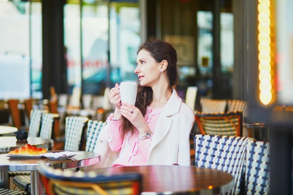 法国巴黎 在户外咖啡馆或餐馆喝咖啡的美丽的年轻妇女 — 图库照片