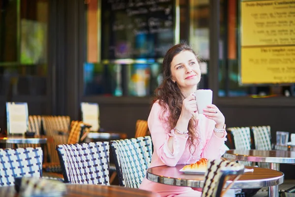 Hermosa Joven Bebiendo Café Cafetería Aire Libre Restaurante París Francia —  Fotos de Stock