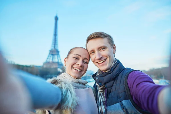 Gelukkige Lachende Paar Selfie Met Hun Mobiele Telefoon Met Eiffel — Stockfoto