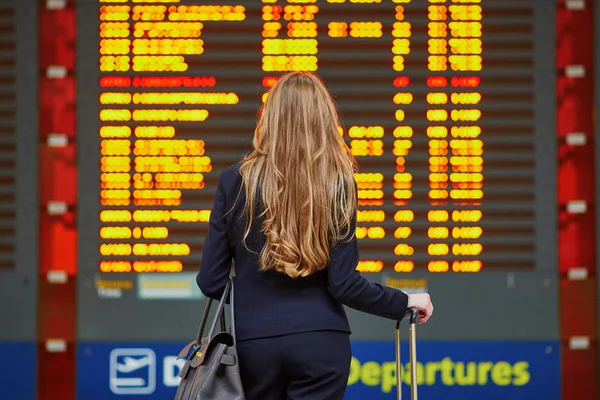 Mujer Joven Aeropuerto Internacional Cerca Gran Pantalla Información — Foto de Stock