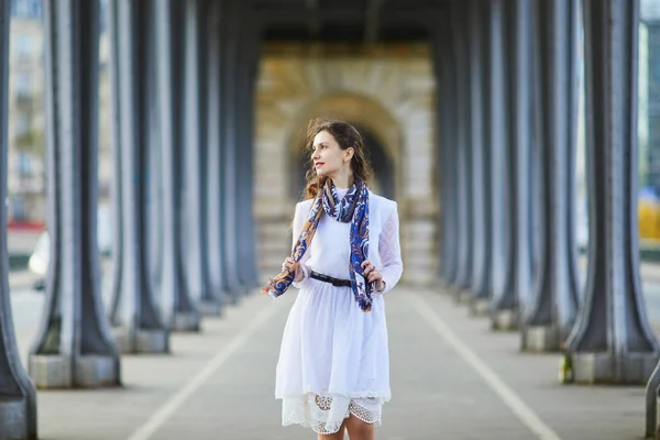 Paris Fransa Bir Hakeim Köprüde Beyaz Elbiseli Genç Fransız Kadın — Stok fotoğraf