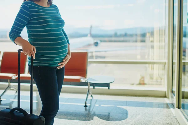 Έγκυος Στο Δεύτερο Τρίμηνο Που Ταξιδεύουν Αεροπλάνο Μητέρα Πηγαίνουν Για — Φωτογραφία Αρχείου