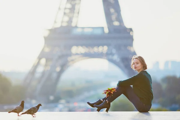 Piękna Młoda Kobieta Francuski Kiść Kolorowy Jesieni Pozostawia Pobliżu Wieży — Zdjęcie stockowe