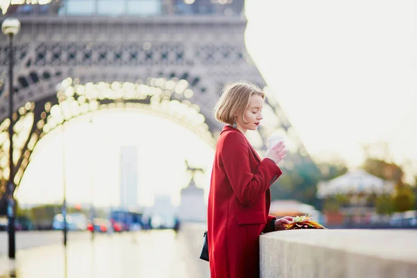 Hermosa Joven Francesa Tomando Café Cerca Torre Eiffel París Otoño — Foto de Stock