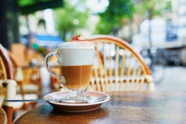 Paris, Fransa'da geleneksel açık kafe kapuçino bardak
