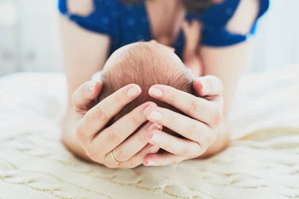 Wiązania Jej Nowo Narodzone Dziecko Matka Mama Trzyma Jej Dziecko — Zdjęcie stockowe