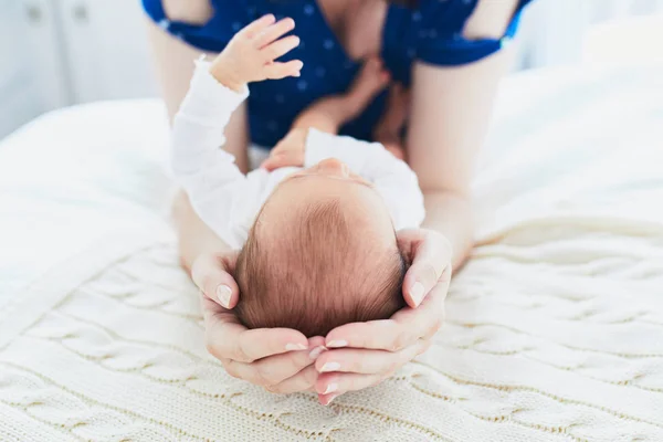 Wiązania Jej Nowo Narodzone Dziecko Matka Mama Trzyma Jej Dziecko — Zdjęcie stockowe