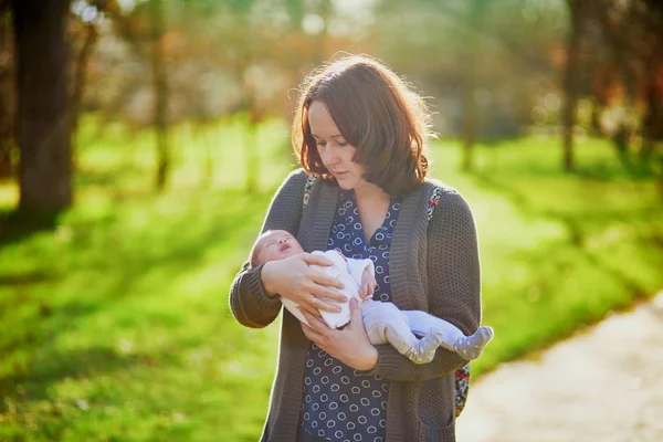 Mother Holding Weeks Old Baby Girl Her Arms Month Old — Stock Photo, Image