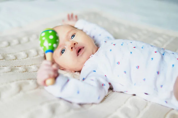 Bebé Recién Nacido Acostado Una Manta Punto Sonriendo Mirando Colorido — Foto de Stock