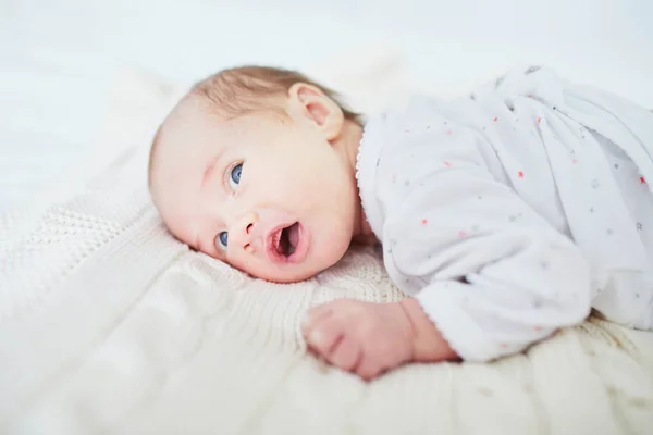 Schattig Meisje Liggend Bed Kinderkamer — Stockfoto