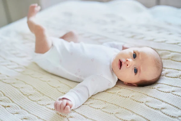 可愛い赤ちゃんの女の子は保育園でベッドに横たわって — ストック写真
