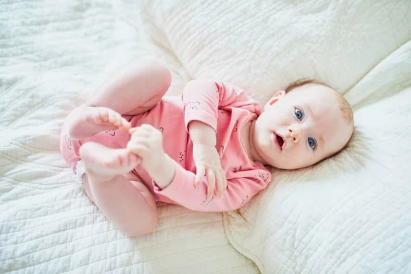 Adorable Niña Meses Acostada Cama Tocándose Los Dedos Los Pies — Foto de Stock