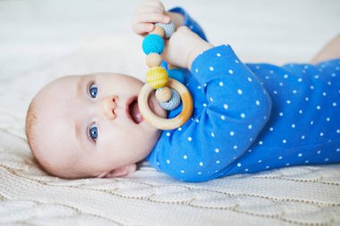 4 aylık bebek kız renkli diş çıkarma oyuncakla oynamak. Bebekler için geliştirme oyunları