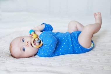 4 aylık bebek kız renkli diş çıkarma oyuncakla oynamak. Bebekler için geliştirme oyunları