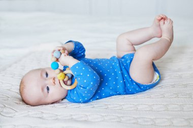 4 aylık bebek kız renkli diş çıkarma oyuncakla oynamak. Bebekler için geliştirme oyunları