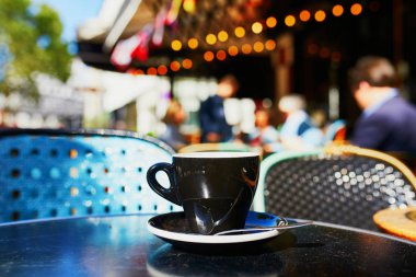 Paris, Fransa açık kafe tablosu üzerinde siyah kahve