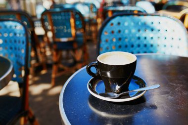 Paris, Fransa açık kafe tablosu üzerinde siyah kahve