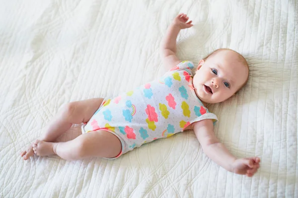 Adorable Niña Sonriente Acostada Cama Vivero — Foto de Stock