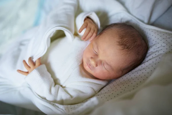 Adorable Niña Recién Nacida Día Durmiendo Cama Casa —  Fotos de Stock