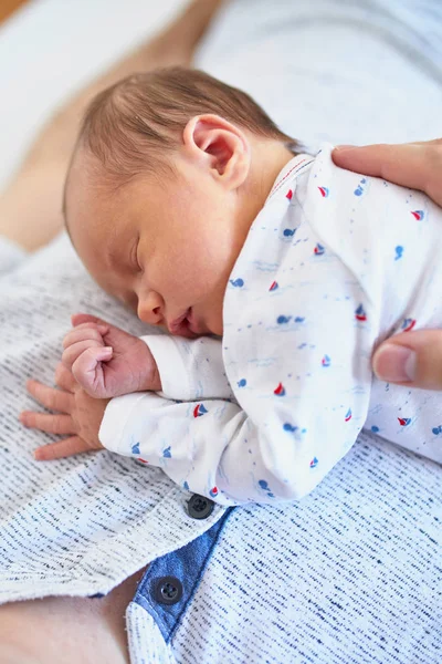 Sevimli Yeni Doğmuş Bebek Babasının Göğsünde Uyuyor — Stok fotoğraf