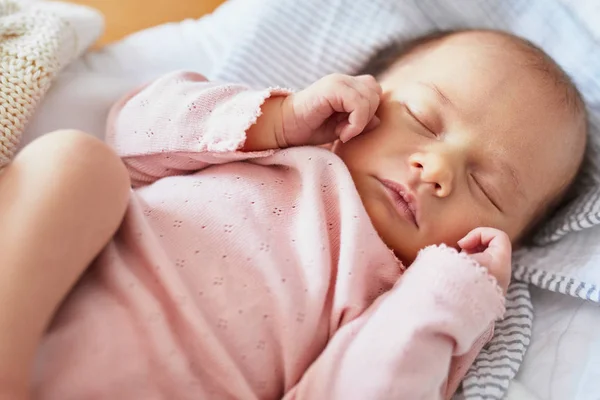 Nouveau Bébé Fille Dormir Paisiblement Dans Crèche — Photo