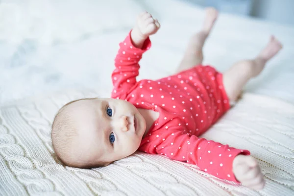 Schattig Twee Maanden Babymeisje Ontspannen Slaapkamer Gebreide Deken Een Zonnige — Stockfoto