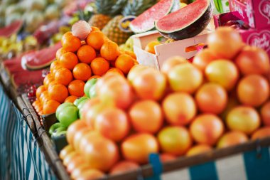 Taze organik sebze ve meyve Paris, Fransa'da çiftçi piyasasında. Evde yetiştirilen ürünlerin tipik Avrupa pazarı