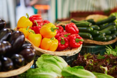 Taze organik sebze ve meyve Paris, Fransa'da çiftçi piyasasında. Evde yetiştirilen ürünlerin tipik Avrupa pazarı