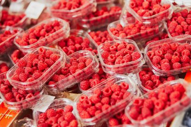 Taze organik sebze ve meyve Paris, Fransa'da çiftçi piyasasında. Evde yetiştirilen ürünlerin tipik Avrupa pazarı