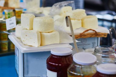 Paris, Fransa'da çiftçi piyasasında beyaz peynir. Evde yetiştirilen ürünlerin tipik Avrupa pazarı