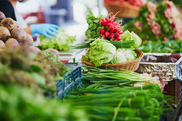 新鮮な有機野菜や農家市場でパリ フランスの果物 国産農産物の典型的な欧州市場 — ストック写真